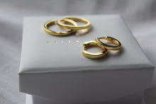 Load image into Gallery viewer, BROOKLYN 1cm huggie hoop earrings