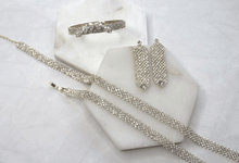 Load image into Gallery viewer, statement crystal petal diamonte bangle